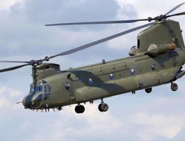 Ειδικές Δυνάμεις «μπουκάρουν» σε Chinook μαζί με το φουσκωτό (βίντεο)